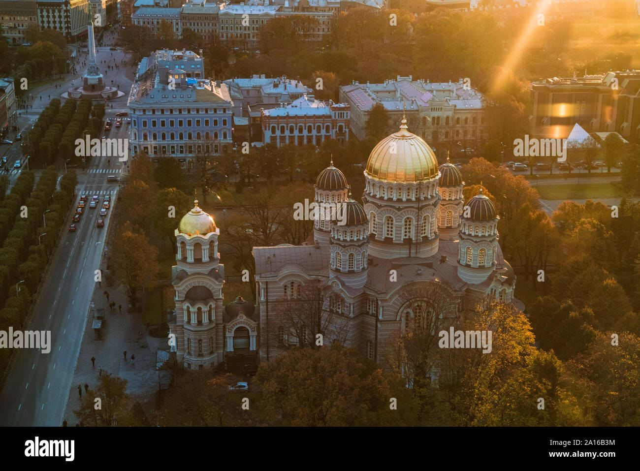 Vue aérienne de l'Église russe, la Cathédrale du Christ Nativité Riga, Riga, Lettonie Banque D'Images