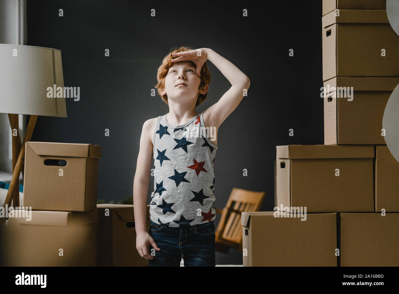 Portrait de jeune garçon roux debout à côté de boîtes de carton jusqu'à  Photo Stock - Alamy