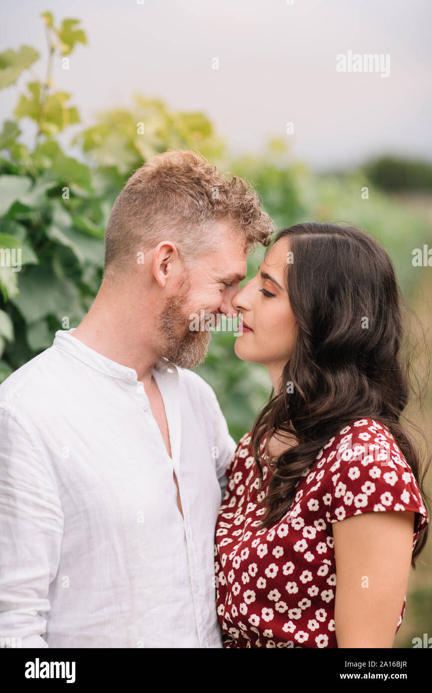 Couple amoureux dans la nature Banque D'Images