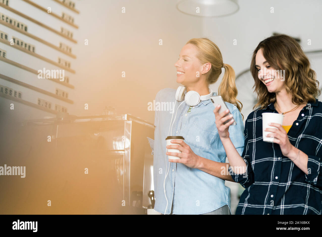 Deux jeunes femmes debout fiers dans leur propre café Banque D'Images