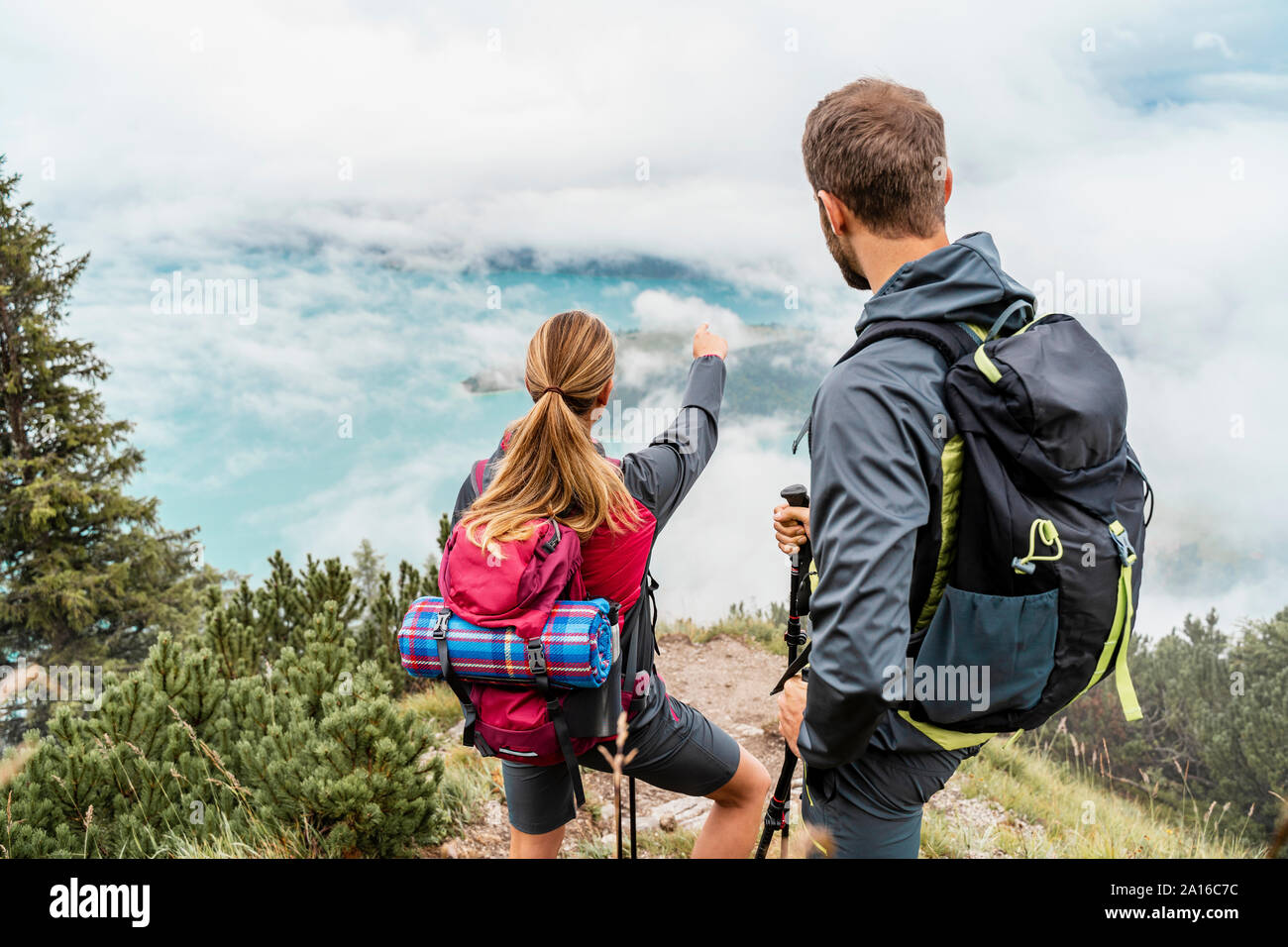 Jeune couple en randonnée dans les montagnes à la recherche à vue, Italia, Bavière, Allemagne Banque D'Images