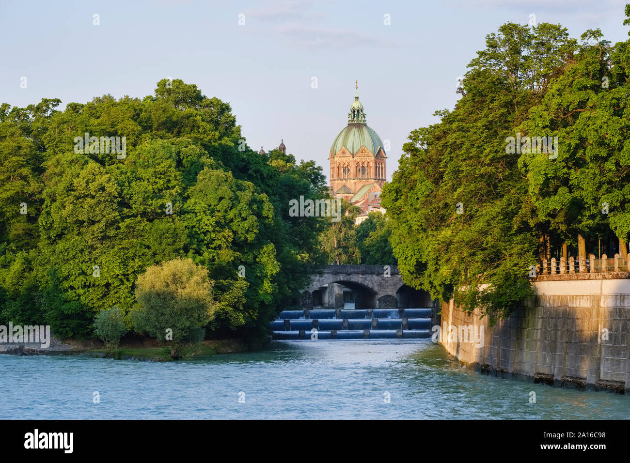 Allemagne, Munich, l'église Saint Luc avec fleuve Isar et Maximiliansbrucke en premier plan Banque D'Images