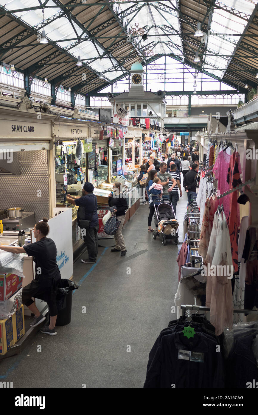 Dh CARDIFF CARDIFF WALES Welsh marché marché marché britannique bâtiments personnes stall Banque D'Images