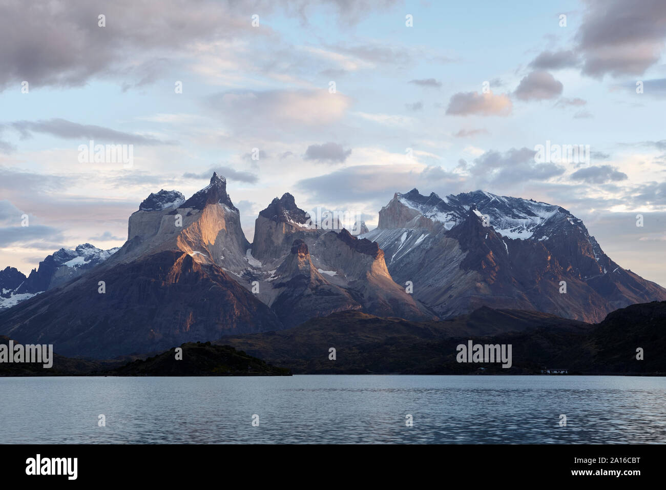 Lago Pehoe et Cuernos del Paine, Parc National Torres del Paine, Patagonie, Chili Banque D'Images