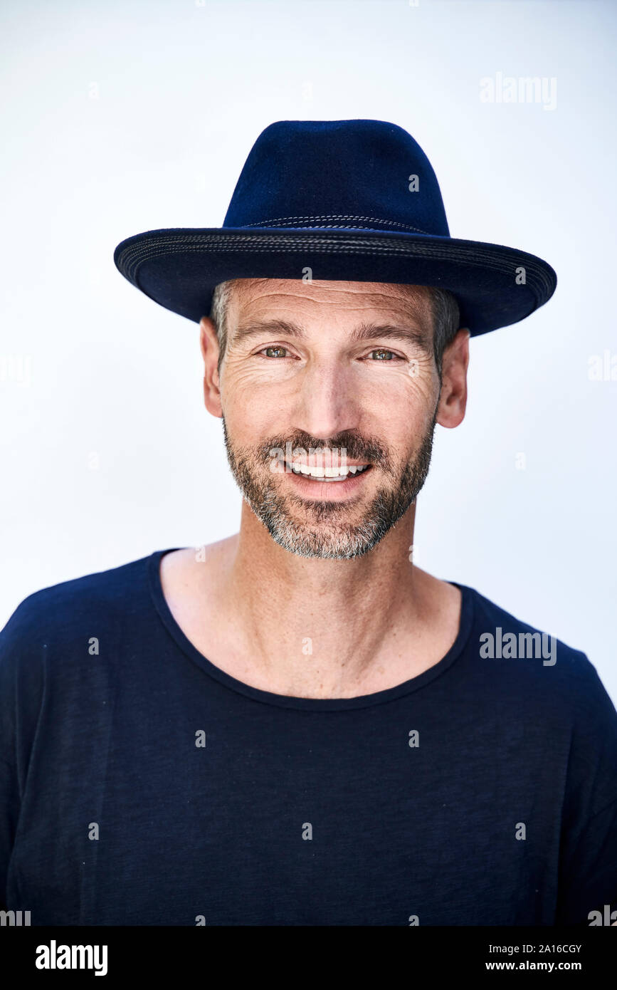 Portrait of young man wearing blue hat Banque D'Images