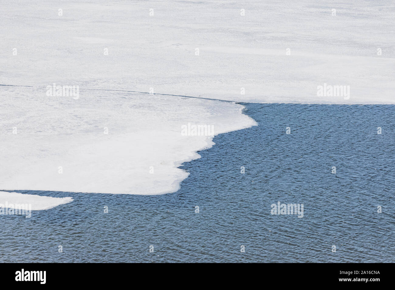 Portrait de glace flottant sur le réservoir Ashokan approvisionne aux beaux jours Banque D'Images