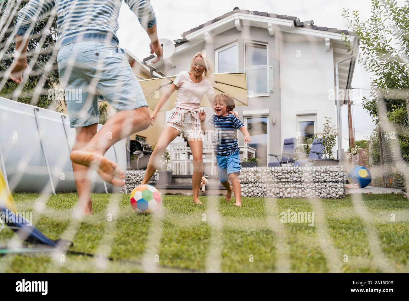 Happy Family playing football in garden Banque D'Images