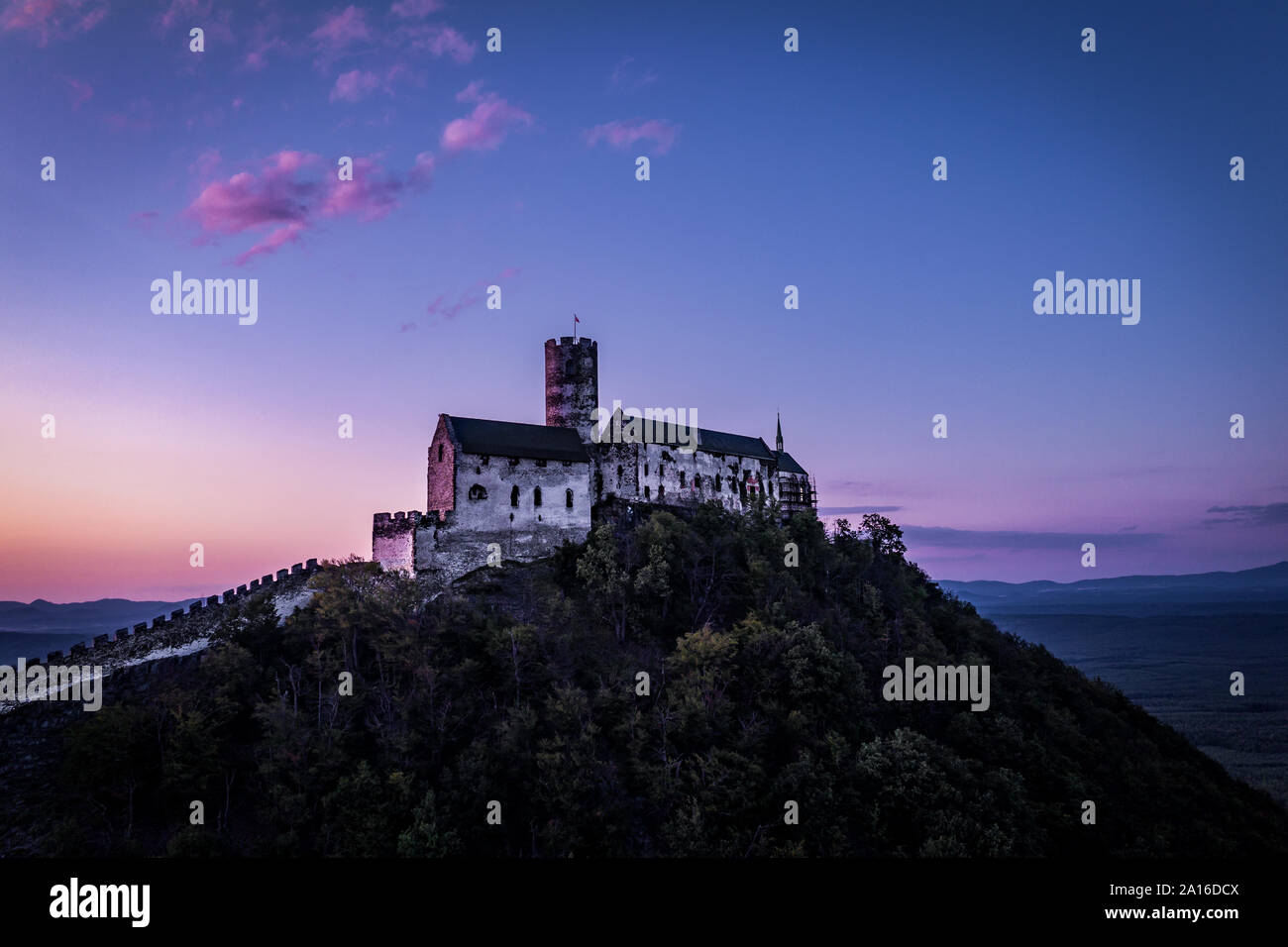 Château Bezdez est une ruine d'un château gothique construit par Premysl Otakar II. et c'est son château le mieux préservé. En 1642 elle fut conquise par les Usa Banque D'Images