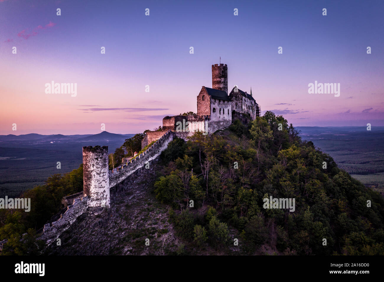 Château Bezdez est une ruine d'un château gothique construit par Premysl Otakar II. et c'est son château le mieux préservé. En 1642 elle fut conquise par les Usa Banque D'Images