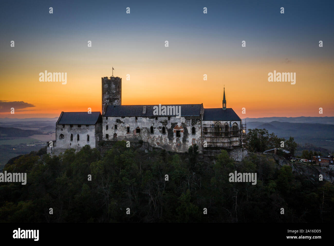 Château Bezdez est une ruine d'un château gothique construit par Premysl Otakar II. et c'est son château le mieux préservé. En 1642 elle fut conquise par les Usa Banque D'Images