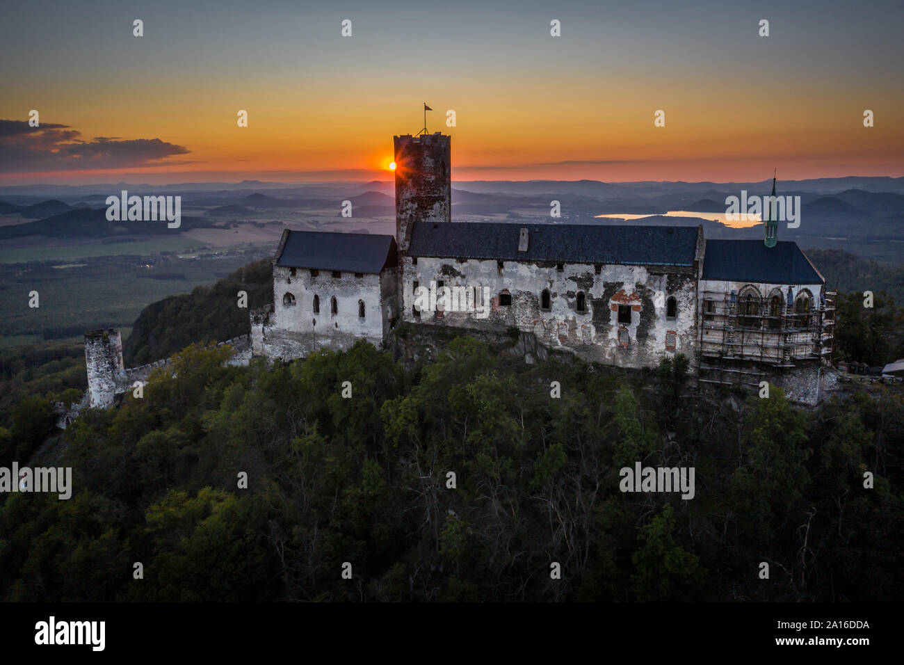 Château Bezdez est une ruine d'un château gothique construit par Premysl Otakar II. et c'est son château le mieux préservé. En 1642 elle fut conquise par les Usa Banque D'Images