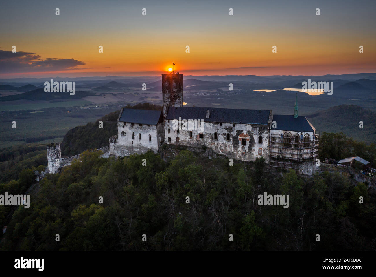 Château Bezdez est une ruine d'un château gothique construit par Premysl Otakar II. et c'est son château le mieux préservé. En 1642 elle fut conquise par les Usa Banque D'Images