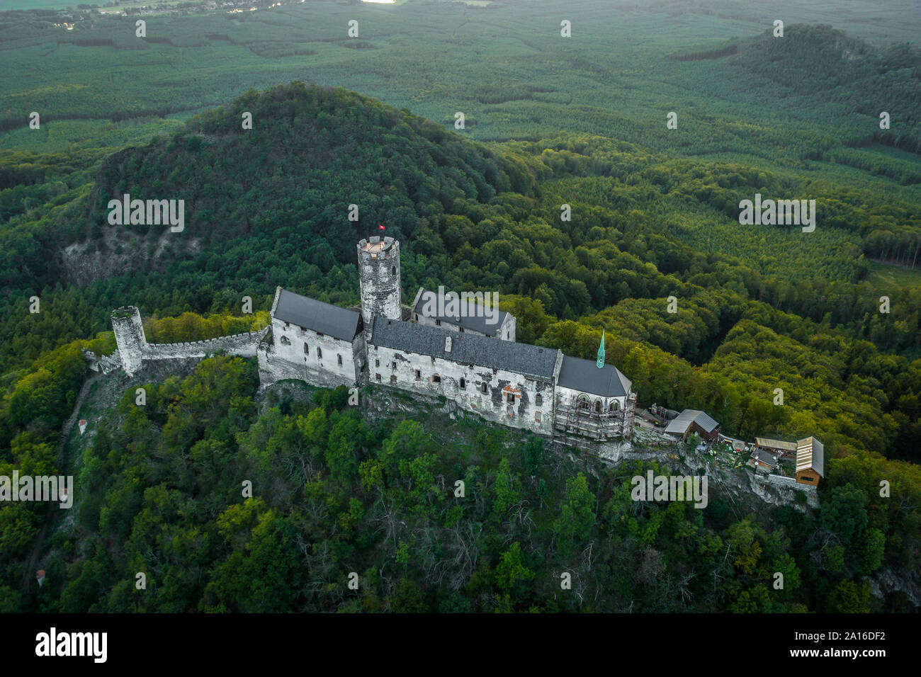 Château Bezdez est une ruine d'un château gothique construit par Premysl Otakar II. et c'est son château le mieux préservé. En 1642 elle fut conquise par les Usa Banque D'Images