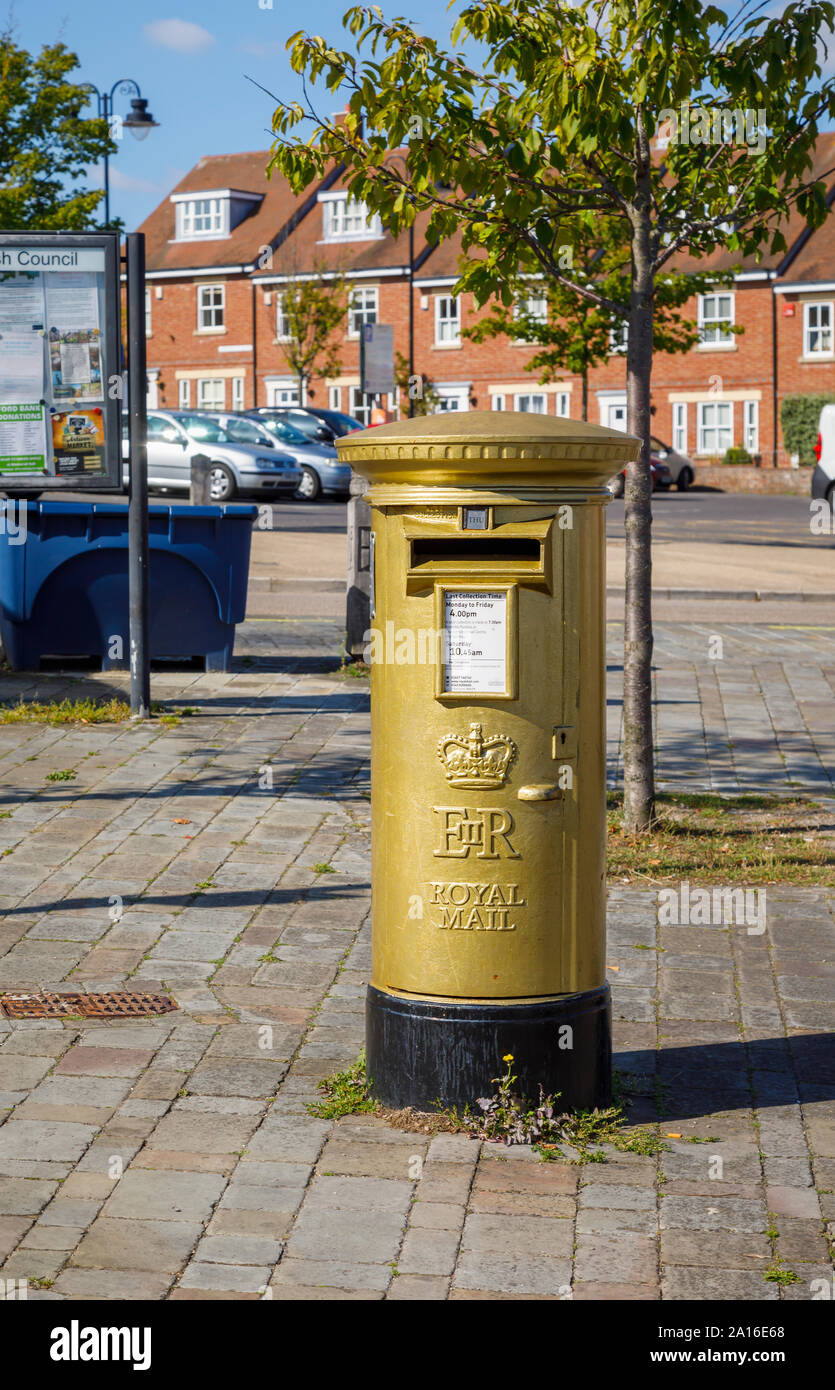 L'or olympique pillar box pour cycliste Dani King à la place en Normandie-le-riz, un village côtier sur le Solent, Hampshire, côte sud de l'Angleterre, Royaume-Uni Banque D'Images