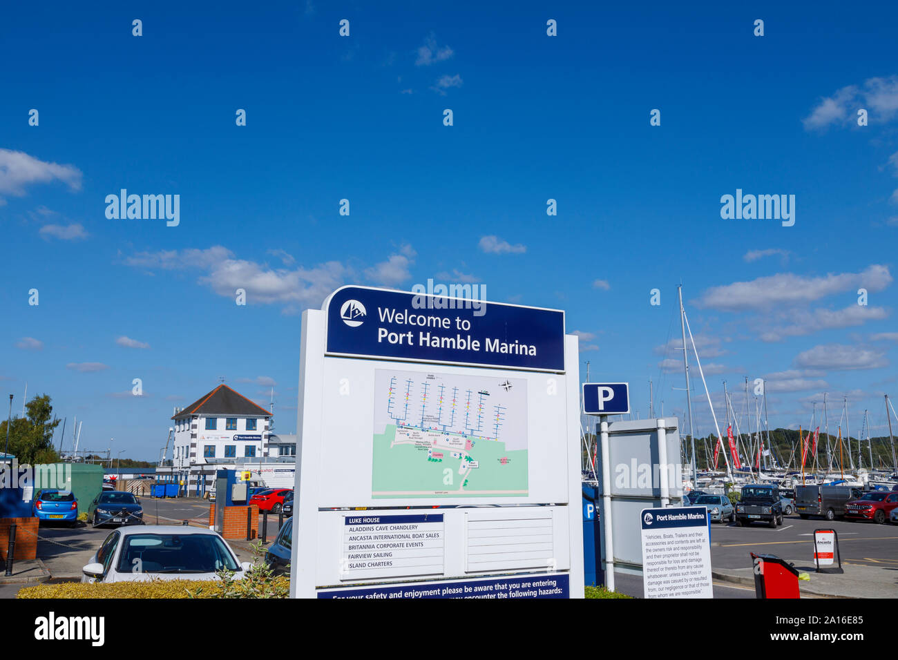 Panneau de bienvenue à l'entrée de Port Hamble marina, Hamble-le-riz, une rivière Hamble village côtier dans le Solent, Hampshire, côte sud de l'Angleterre, Royaume-Uni Banque D'Images