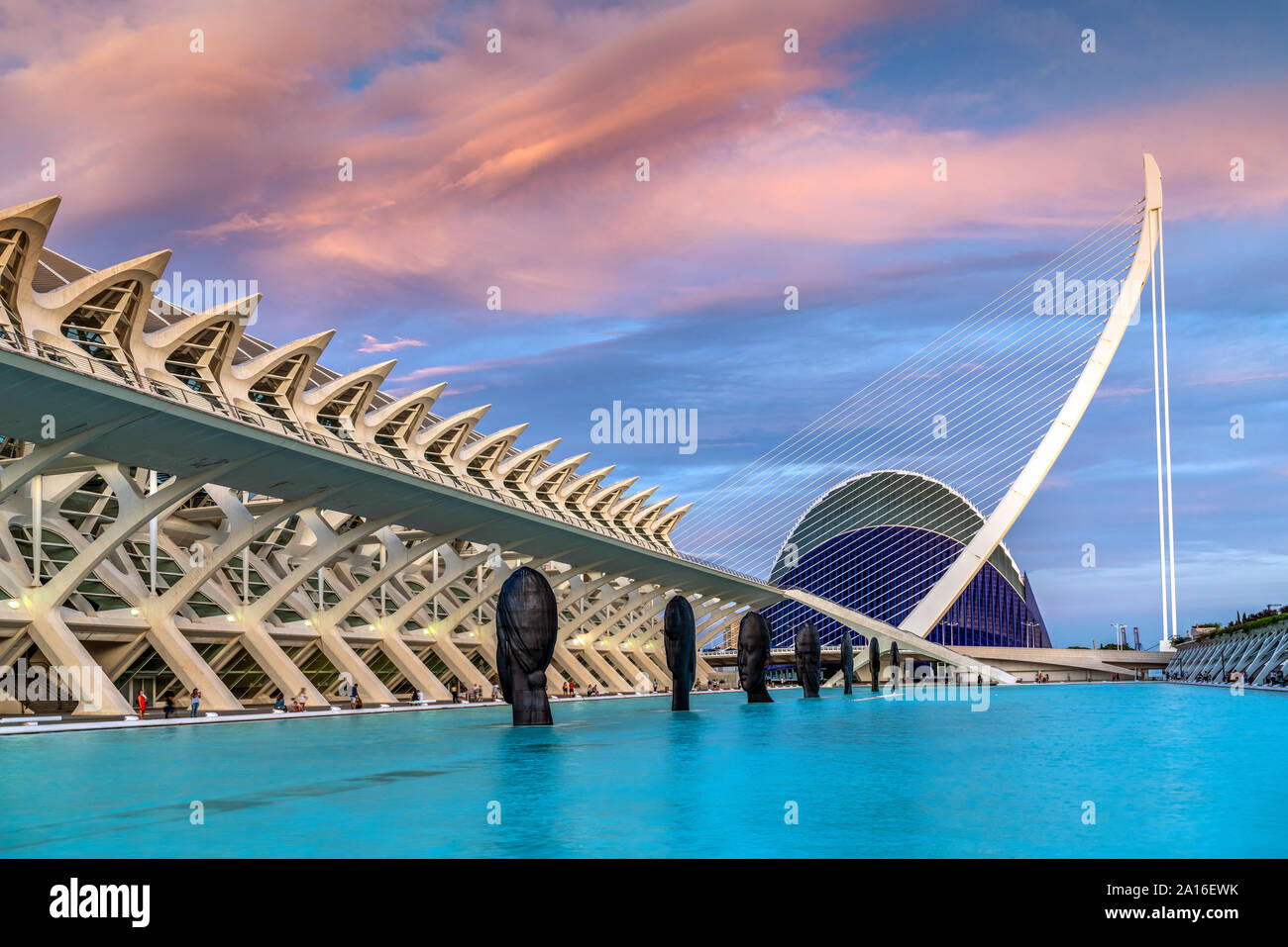 Pont de l'assaut de l'ou pont à haubans, Cité des Arts et des sciences ou Ciudad de las Artes y las Ciencias, Valencia, Comunidad Valenciana, Espagne Banque D'Images