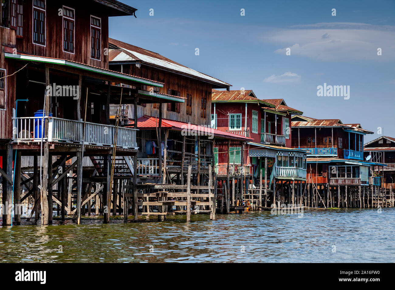 Maisons sur pilotis, Nyaung Shwe, le lac Inle, l'État de Shan, Myanmar. Banque D'Images