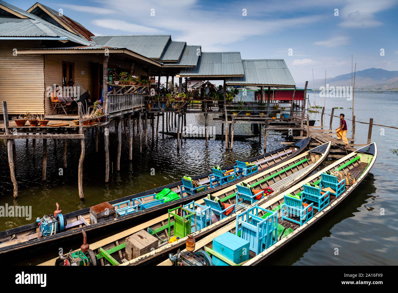 Tour bateaux amarrés à l'extérieur d'un restaurant flottant, Nyaung Shwe, le lac Inle, l'État de Shan, Myanmar. Banque D'Images
