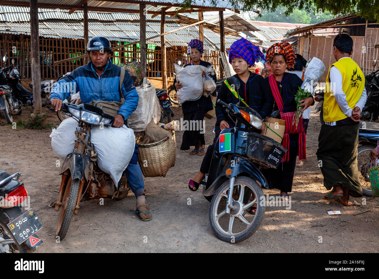 Deux femmes de l'Ethnie Pa'o arrive à l'Hebdomadaire Marché Inthein en moto, le lac Inle, l'État de Shan, Myanmar. Banque D'Images