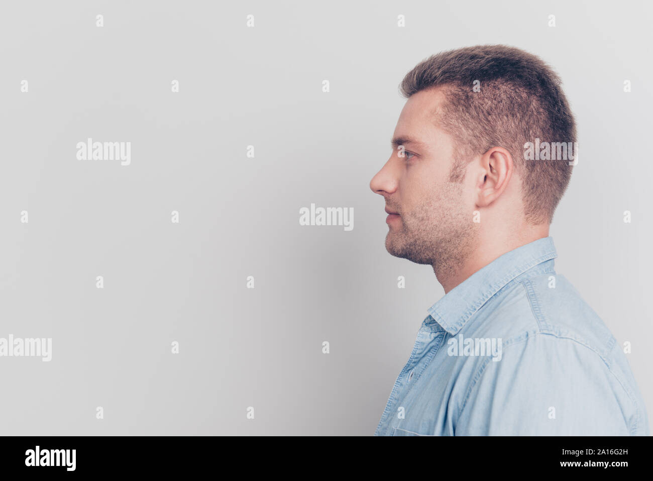 Portrait de bon à homme debout isolé sur light gr Banque D'Images
