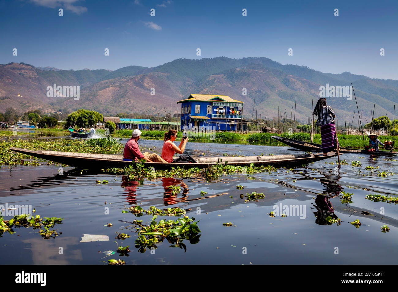 Les touristes sur une excursion en bateau sur le lac Inle, l'État de Shan, Myanmar. Banque D'Images