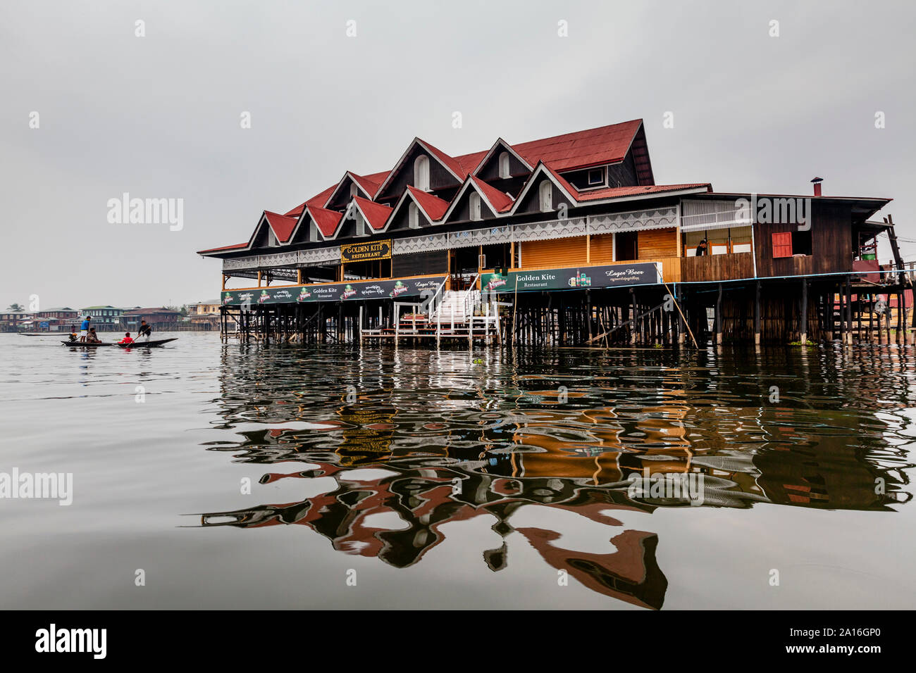 Le restaurant Golden Kite, lac Inle, l'État de Shan, Myanmar. Banque D'Images