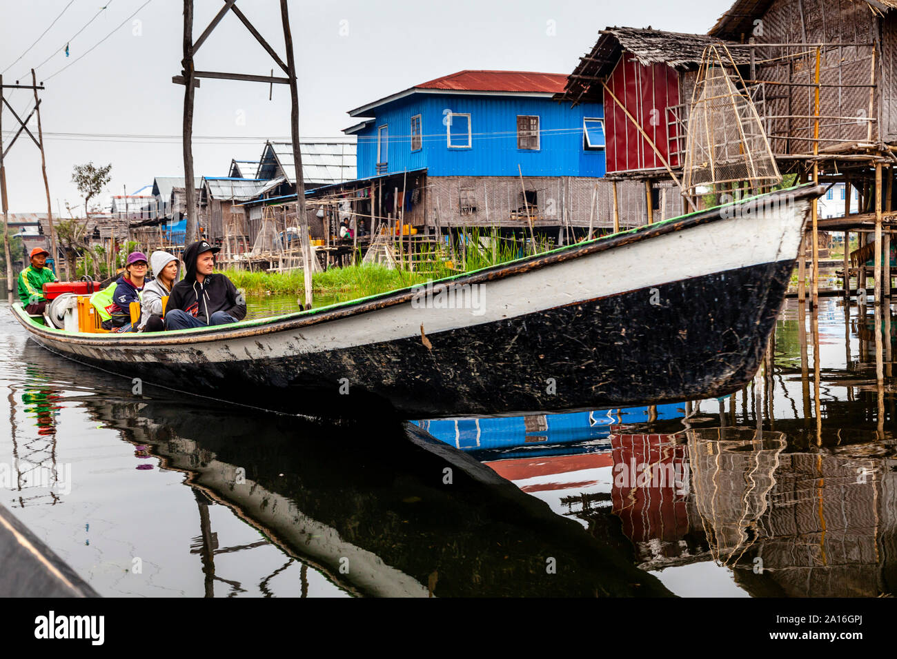 Les jeunes sur un voyage en bateau autour du lac Inle, l'État de Shan, Myanmar. Banque D'Images