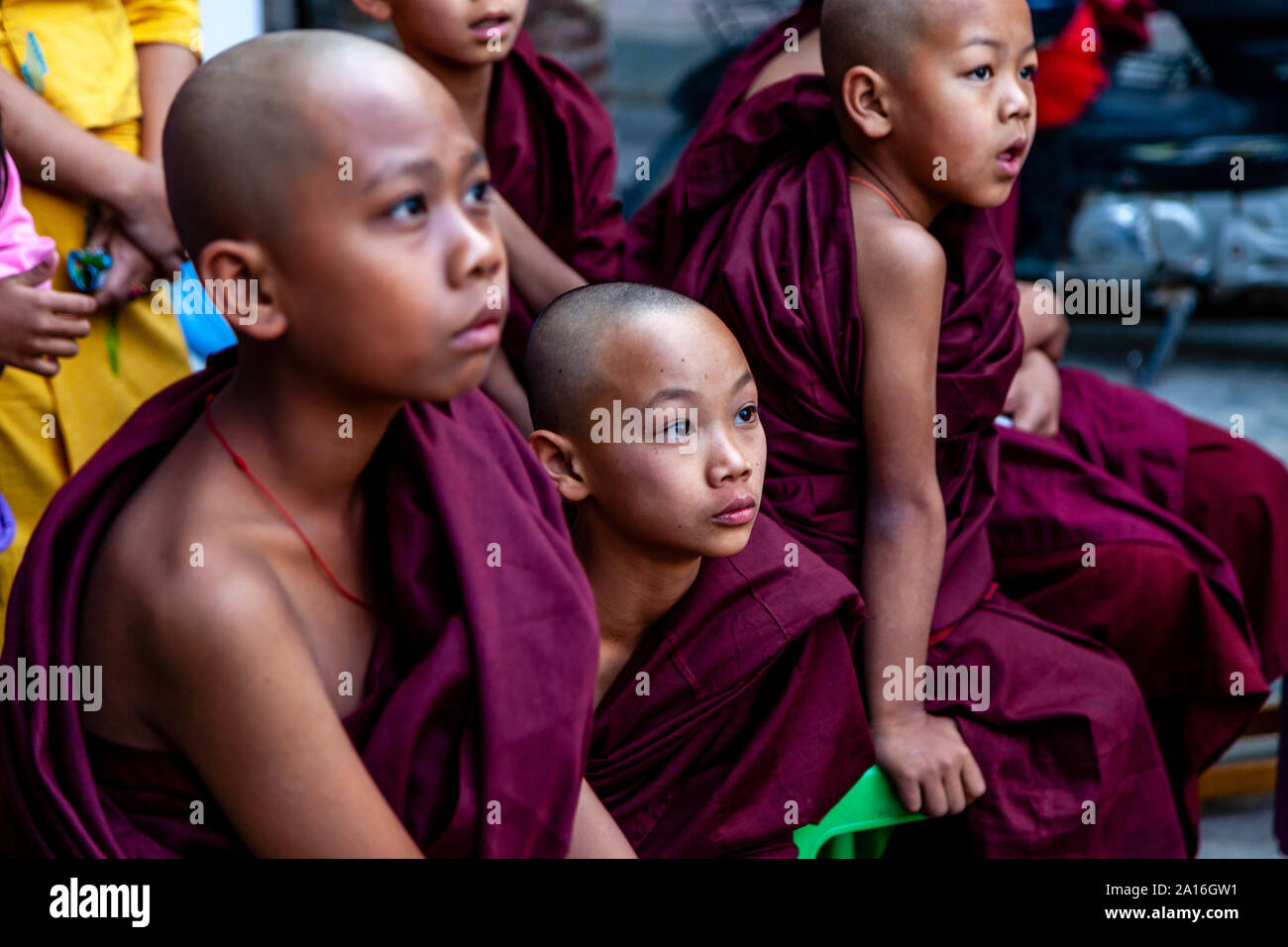 Les moines novices, Nyaung Shwe, le lac Inle, Myanmar. Banque D'Images