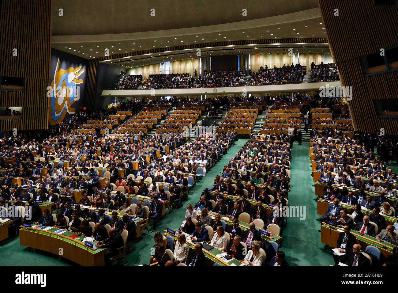 Organisation des Nations Unies. Sep 24, 2019. Les participants assistent à l'ouverture du débat général de la 74e session de l'Assemblée générale de l'ONU au siège des Nations Unies à New York, le 24 septembre, 2019. Credit : Muzi Li/Xinhua/Alamy Live News Banque D'Images