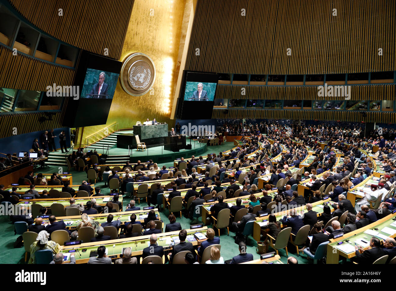 Organisation des Nations Unies. Sep 24, 2019. Les participants assistent à l'ouverture du débat général de la 74e session de l'Assemblée générale de l'ONU au siège des Nations Unies à New York, le 24 septembre, 2019. Credit : Muzi Li/Xinhua/Alamy Live News Banque D'Images