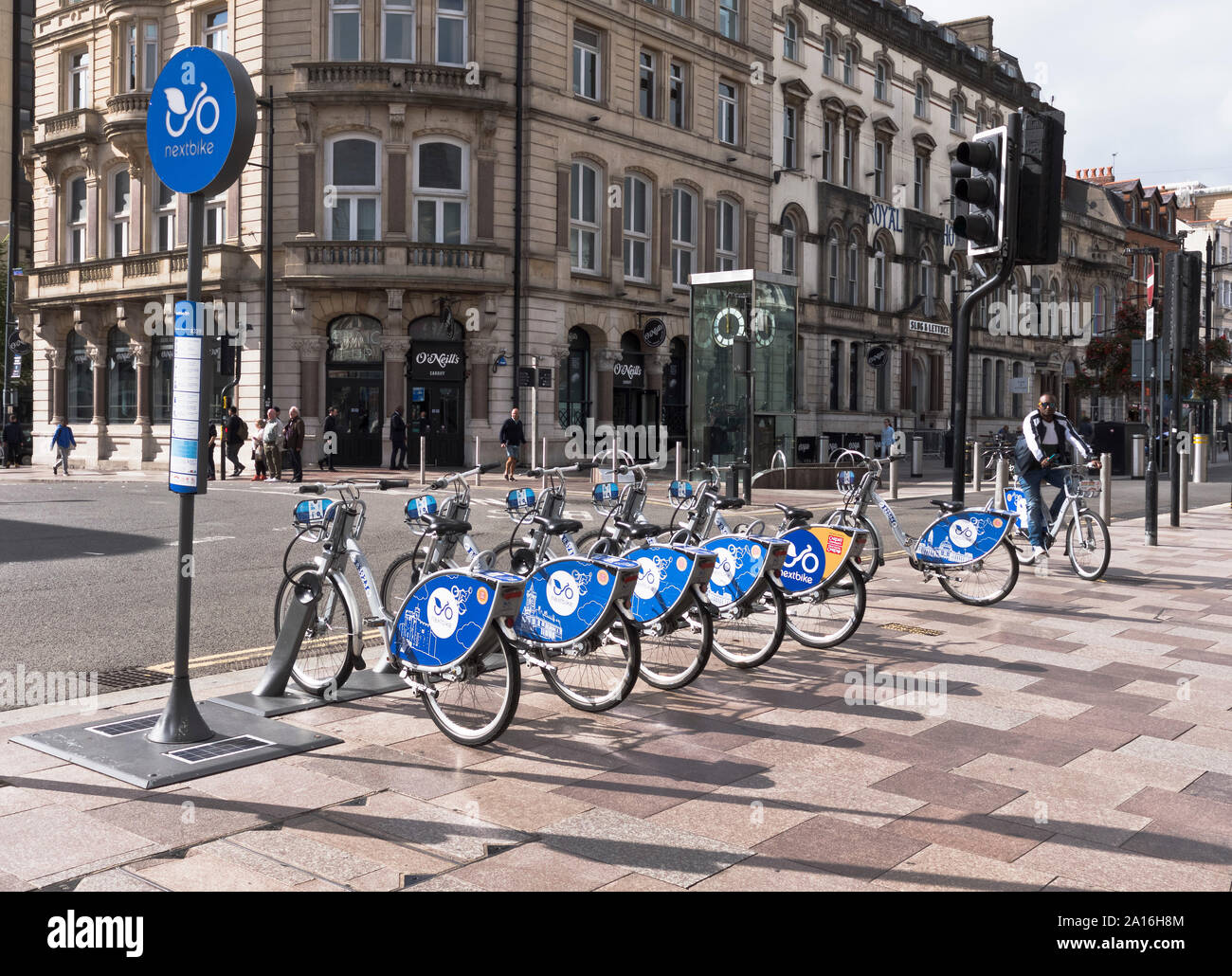 Location de vélos vélo dh homme transport à l'aide de pay as you go location de vélo pour le pays de Galles Cardiff régime britannique d'embauche Banque D'Images