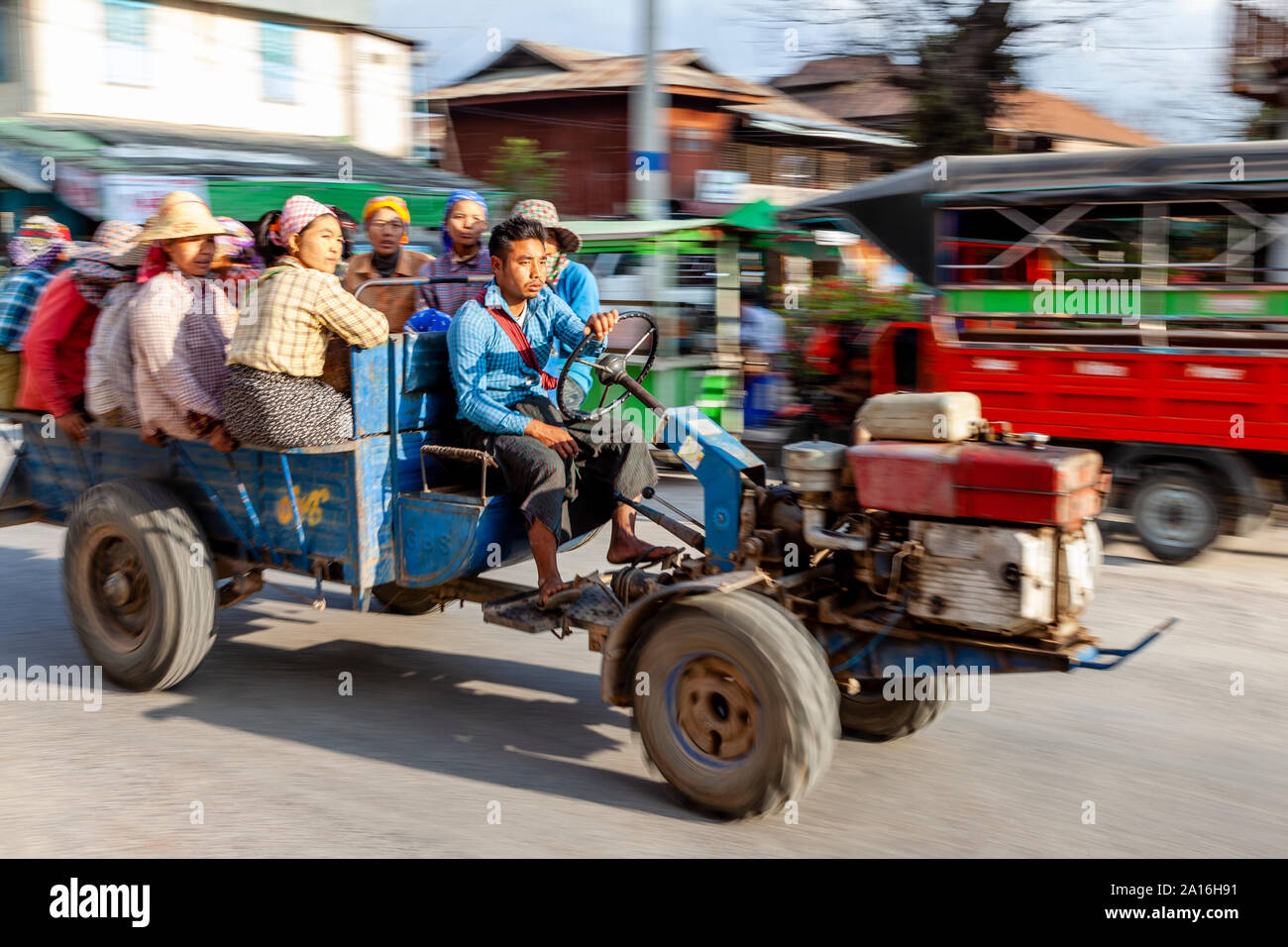 Les femmes birmanes transportées, Nyaung Shwe, le lac Inle, l'État de Shan, Myanmar Banque D'Images