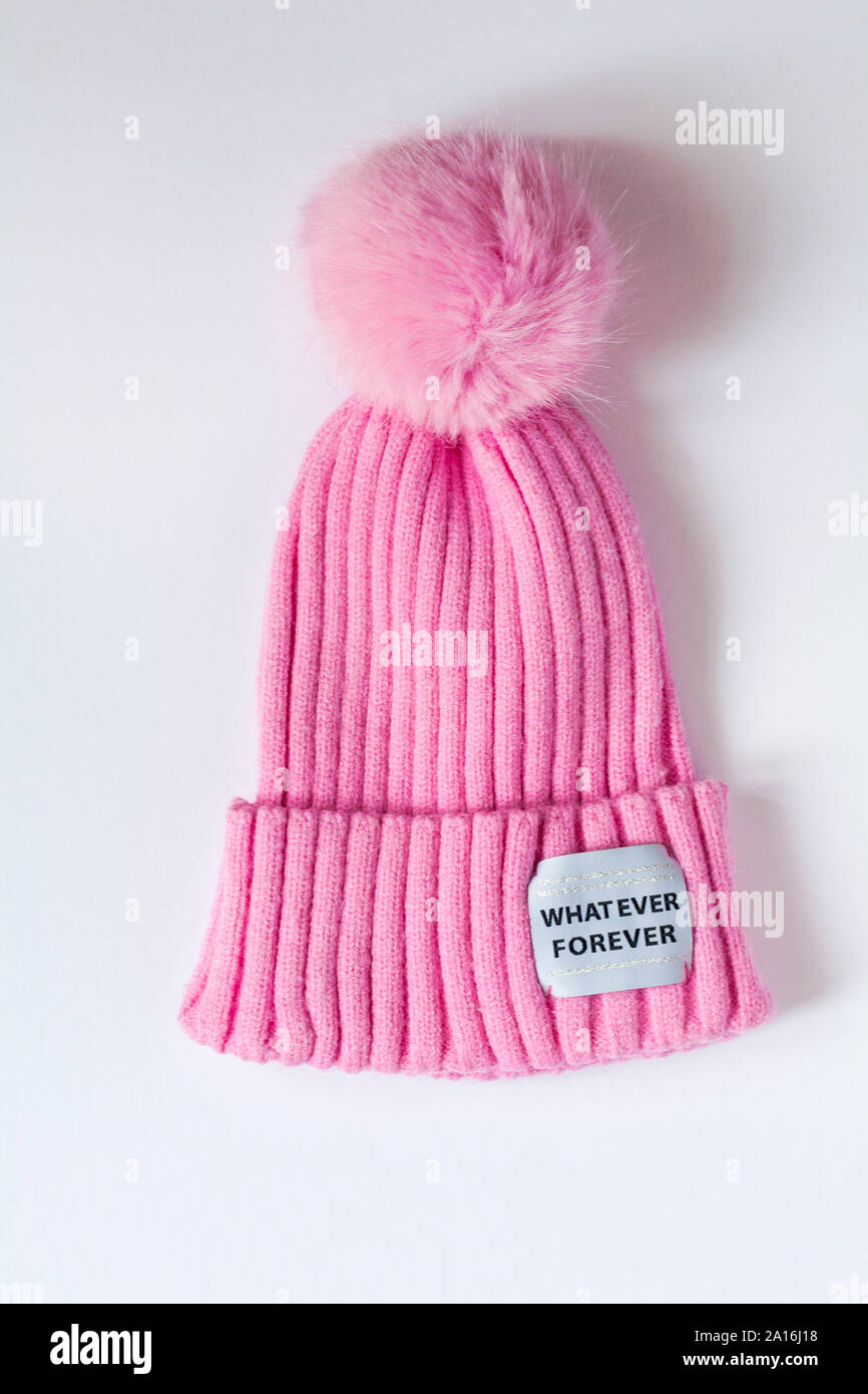 Quelles que soient à jamais l'enfant de la jeune fille avec chapeau rose pompom pom pom isolé sur fond blanc Banque D'Images