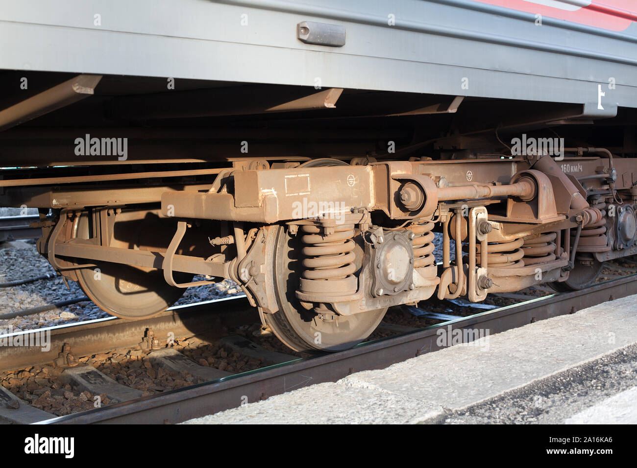 La gare de locomotive sur la plate-forme, le fer des roues de trains, gros  plan mécanisme de rail d'acier de construction de roue de chariot de fer,  métal, pneu de transport Photo