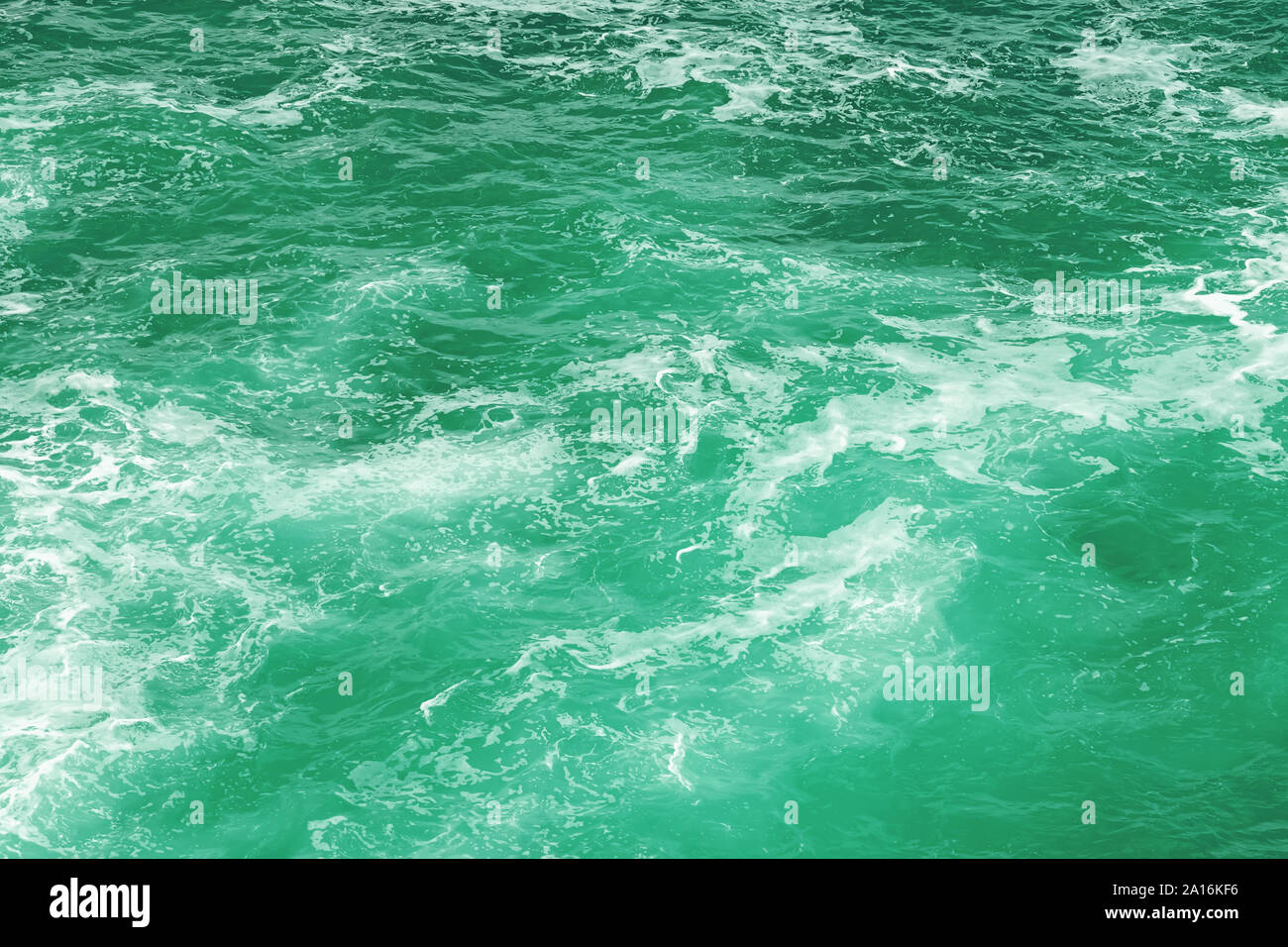 Les vagues de la mer close-up dans les tons vert pastel ou couleur menthe neo Banque D'Images