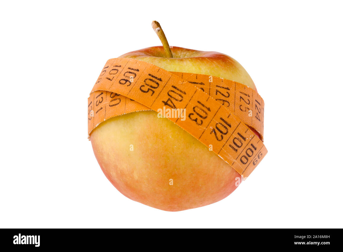 Ruban à mesurer autour de saveurs de pomme sur fond blanc Banque D'Images