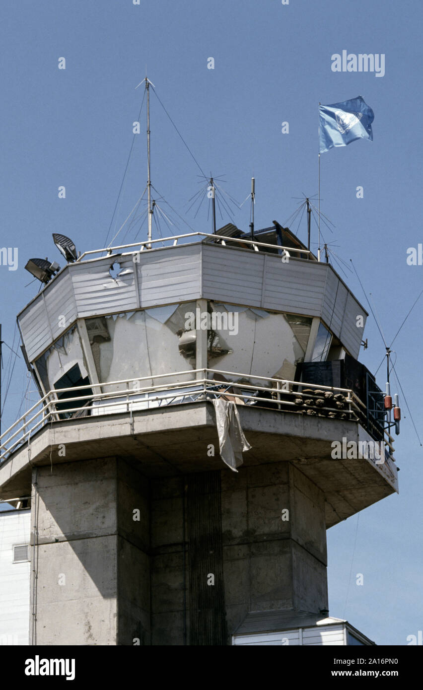 1er juin 1993 pendant le siège de Sarajevo : la tour de contrôle de l'aéroport de Sarajevo, décoré d'antennes et ses fenêtres cassées et barricadés. Un trou d'obus peut être vu et l'Organisation des Nations Unies drapeau flotte sur le dessus. Banque D'Images
