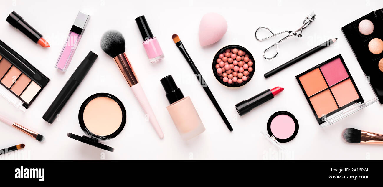 Ensemble de produits cosmétiques pour le maquillage avec brosses naturelles  Photo Stock - Alamy