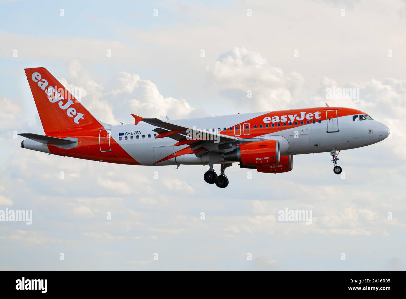 G-EZBV, 23 septembre 2019, l'Airbus A319-111-3122 atterrissage à l'aéroport Paris Roissy Charles de Gaulle à la fin de vol easyJet U26955 de Edinburgh Banque D'Images