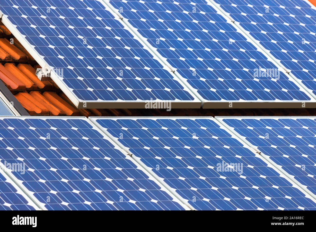 Les cellules solaires modernes sur un toit Banque D'Images
