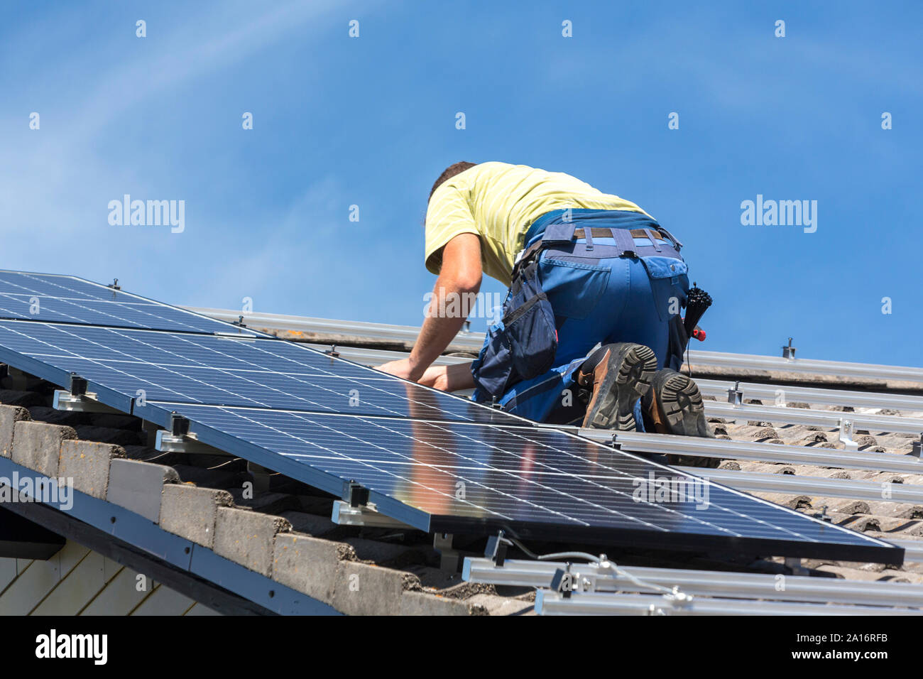 L'installation de panneau solaire photovoltaïque système. Technicien installation panneau solaire panneaux solaires sur toit. Alternative Energy concept écologique. Banque D'Images