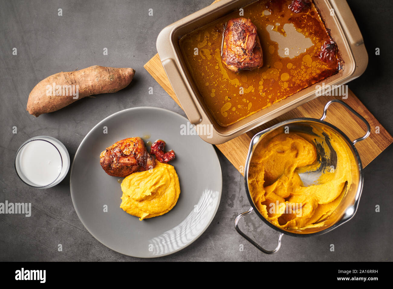 Vue du haut vers le bas de purée de patates douces au lait de coco et poulet rôti. Image représente une saine alimentation paléo, maladie auto-immune et une prévention Banque D'Images