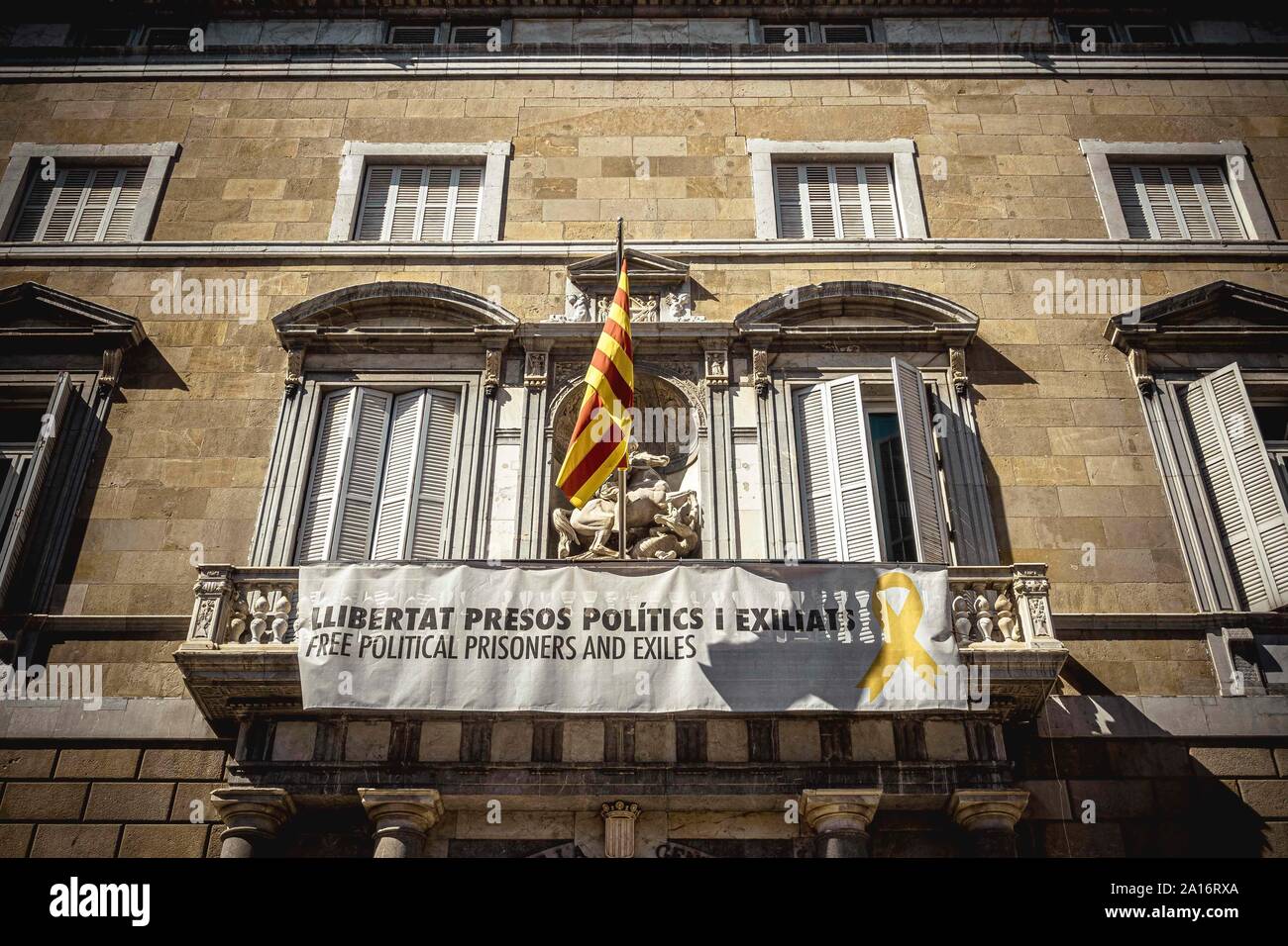 Barcelone, Espagne. 24 Septembre, 2019 : une bannière demander la liberté pour "prisonniers politiques et hommes politiques en exil' accroche sur le balcon du Gouvernement Catalan, la Generalitat', 'au cours de Barcelone festival 'La Merce'. Le président catalan Quim Torra a été chargé d'enlever la bannière dans les 48 heures par la Haute Cour de Justice de la Catalogne le 23 septembre. Credit : Matthias Rickenbach/Alamy Live News Banque D'Images