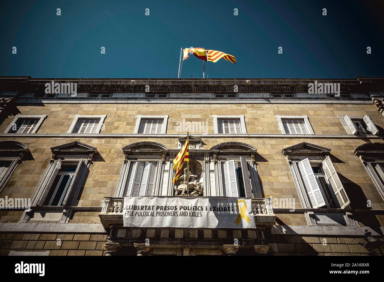 Barcelone, Espagne. 24 Septembre, 2019 : une bannière demander la liberté pour "prisonniers politiques et hommes politiques en exil' accroche sur le balcon du Gouvernement Catalan, la Generalitat', 'au cours de Barcelone festival 'La Merce'. Le président catalan Quim Torra a été chargé d'enlever la bannière dans les 48 heures par la Haute Cour de Justice de la Catalogne le 23 septembre. Credit : Matthias Rickenbach/Alamy Live News Banque D'Images