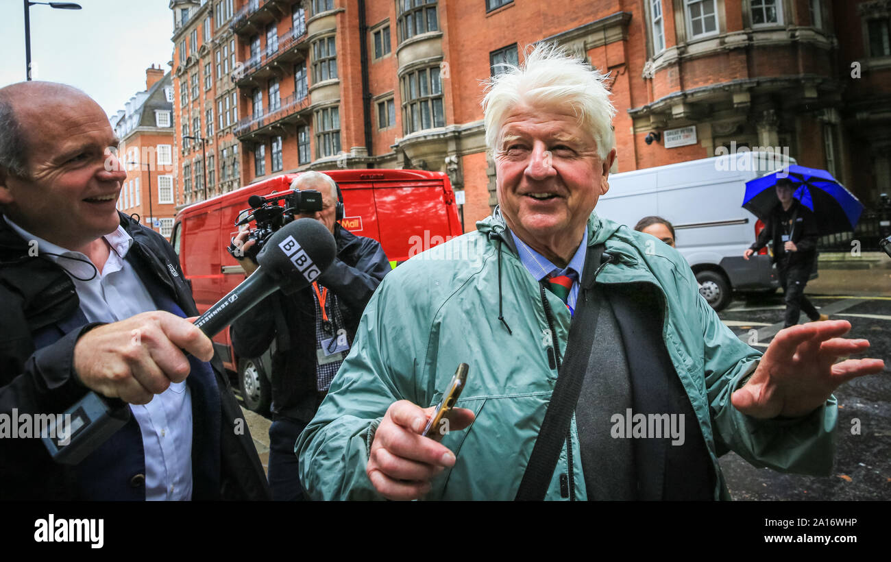 Westminster, London, UK, 24 Sep 2019. Stanley Johnson, père de Boris Johnson, le premier ministre semble dans une humeur joyeuse. Les politiciens et les commentateurs de tous les partis sont en forte demande autour de Millbank Studios, College Green et l'édifice de la cour de se prononcer sur l'arrêt d'aujourd'hui. Credit : Imageplotter/Alamy Live News Banque D'Images