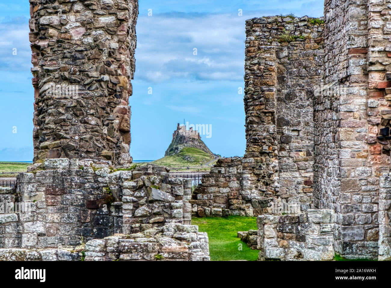 Château de Lindisfarne des ruines de prieuré de Lindisfarne, Northumberland, Angleterre Banque D'Images