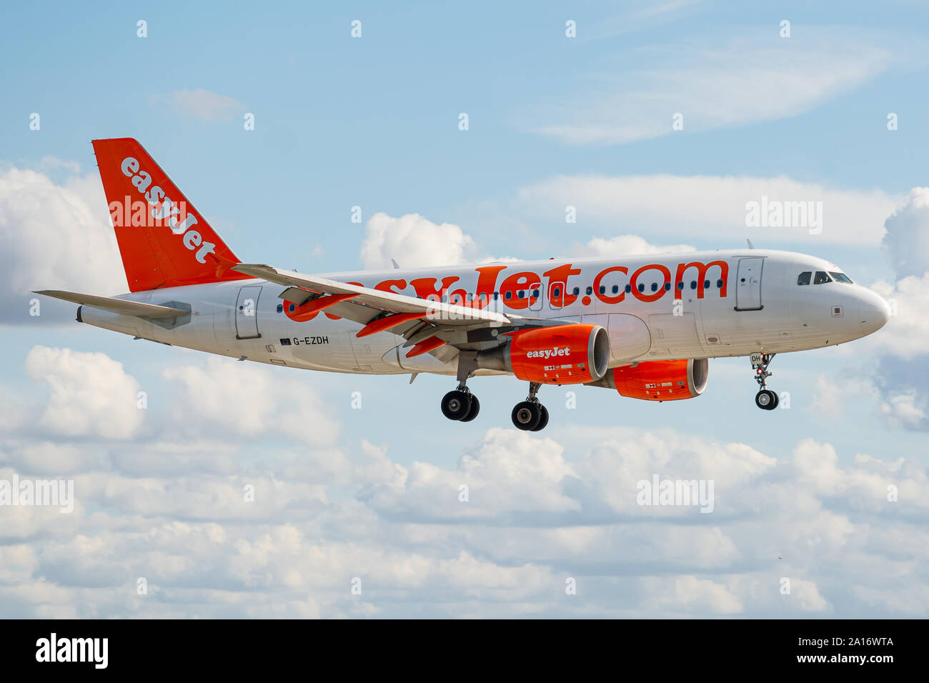G-EZDH, 23 septembre 2019, Airbus A319-11-3466 atterrissage sur aéroport Paris Roissy Charles de Gaulle à la fin de vol easyJet U28325 à partir de Londres Banque D'Images