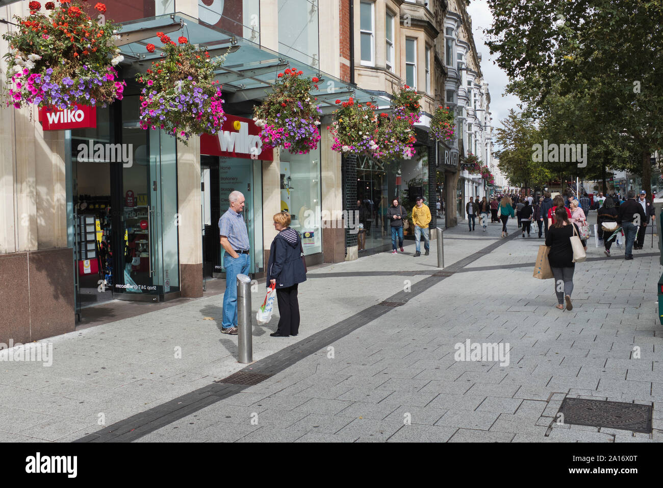 Pays de Galles CARDIFF Queen street dh Personnes en centre-ville Banque D'Images