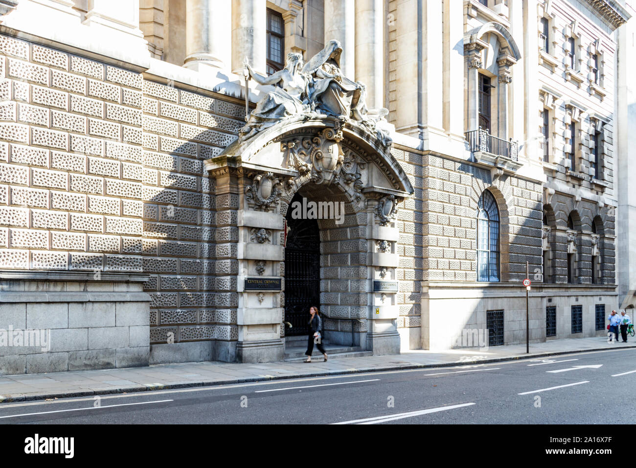 Cours de marche des piétons l'entrée de la Cour Criminelle Centrale, également connu sous le nom de Old Bailey, London, UK Banque D'Images