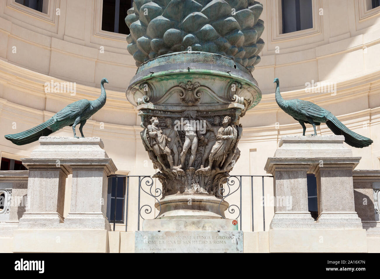 Détail de la Cour de la pomme de pin au Vatican, Rome, Italie. Pigna del Vaticano Inferno, Canto XXXI "La faccia sua mi parea lunga e grossa C Banque D'Images